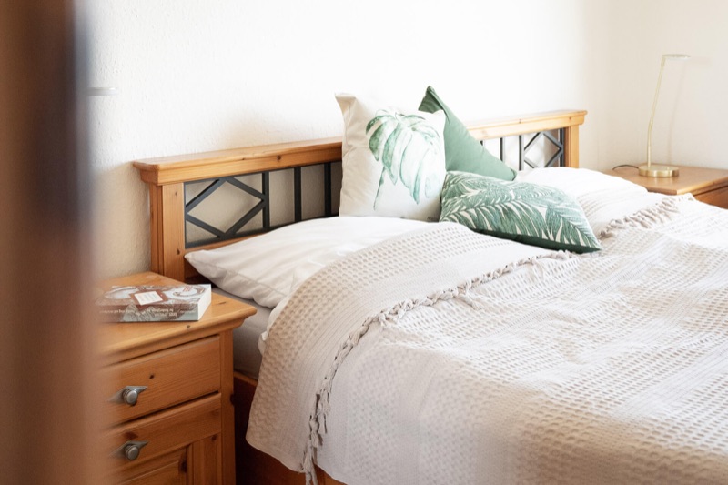 Doppelbett im großen Schlafzimmer mit frischer Bettwäsche