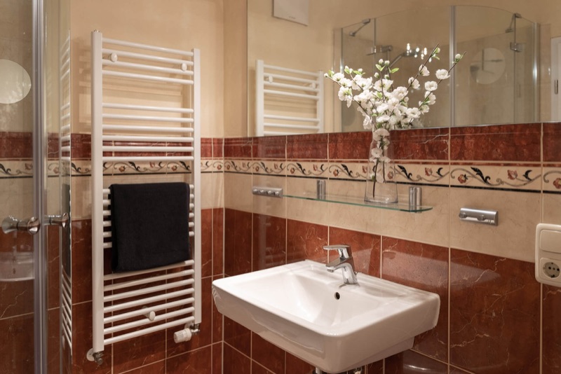 Waschbecken und Handtuchwärmer im Badezimmer